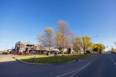 NAGAMBIE, AUSTRALYA - 25 Eylül 2023: Goulburn Valley, Victoria, Avustralya 'daki Nagambie kasabasının geç bahar öğleden sonra manzarası