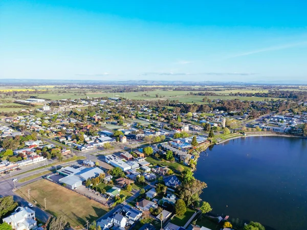 澳大利亚Nagambie 2023年9月25日 澳大利亚维多利亚州Goulburn Valley的Nagambie镇和Nagambie湖春季下午的空中景观 — 图库照片