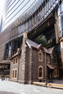 MELBOURNE, AUSTRALYA - 26 Mart 2023 - Melbourne, Victoria, Avustralya 'da güneşli bir sonbahar gününde Melbourne Wesley Place ve Manse' deki mimari ayrıntılar