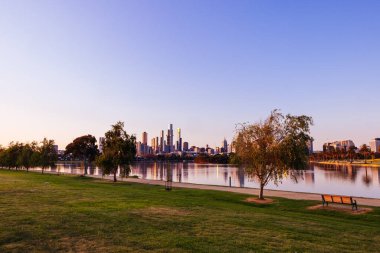 Albert Park gölü ve ufuk çizgisi Melbourne, Victoria, Avustralya 'da gün batımında görülür.