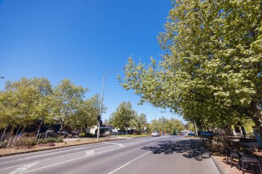 YARRA GLEN, AUSTRALYA - 30 Eylül 2023: Victoria, Avustralya 'da sıcak bir bahar sabahı Yarra Glen' in antika bir kır kasabası