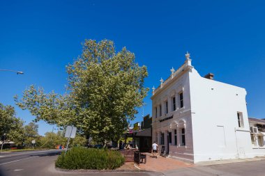 YARRA GLEN, AUSTRALYA - 30 Eylül 2023: Victoria, Avustralya 'da sıcak bir bahar sabahı Yarra Glen' in antika bir kır kasabası