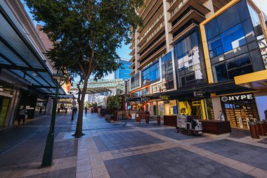 BRISBANE, AUSTRALYA - 29 Temmuz 2023: Queensland, Avustralya 'daki Brisbane' nin merkezinde popüler ve meşgul Kraliçe St Mall