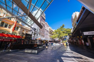 BRISBANE, AUSTRALYA - 29 Temmuz 2023: Queensland, Avustralya 'daki Brisbane' nin merkezinde popüler ve meşgul Kraliçe St Mall