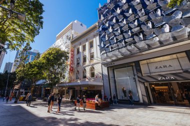 BRISBANE, AUSTRALYA - 29 Temmuz 2023: Queensland, Avustralya 'daki Brisbane' nin merkezinde popüler ve meşgul Kraliçe St Mall