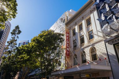 BRISBANE, AUSTRALYA - 29 Temmuz 2023: Queensland, Avustralya 'daki Brisbane' nin merkezinde popüler ve meşgul Kraliçe St Mall