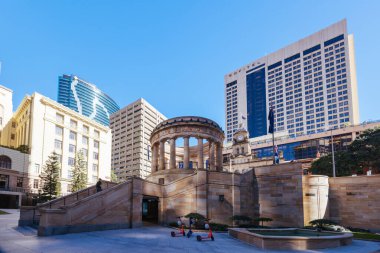 BRISBANE, AUSTRALYA - 29 Temmuz 2023: ANZAC Meydanı ve Brisbane, Queensland, Avustralya 'da sıcak bir kış sabahı anıtları