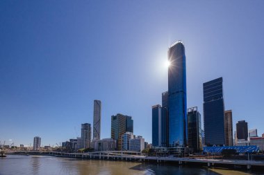 BRISBANE, AUSTRALYA - 29 Temmuz 2023: Brisbane CBD kış sabahı Queensland, Avustralya 'daki Southbank' teki Victoria Köprüsü 'nden gökyüzüne yükseldi