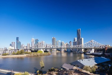 BRISBANE, AUSTRALIA - 29 Temmuz 2023: Brisbane silueti ve New Farm ve Wilson Outlook Reserve banliyölerinden gelen Hikaye Köprüsü.