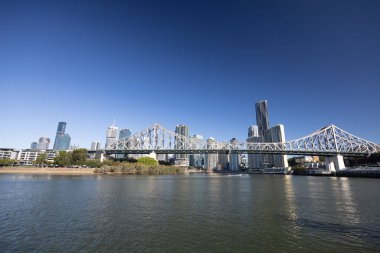 BRISBANE, AUSTRALIA - 29 Temmuz 2023: Brisbane silueti ve New Farm ve Wilson Outlook Reserve banliyölerinden gelen Hikaye Köprüsü.