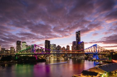 BRISBANE, AUSTRALIA - 27 Temmuz 2023: Brisbane silueti ve Avustralya 'nın Queensland kentindeki New Farm ve Wilson Outlook Reserve banliyölerinden Hikaye Köprüsü.