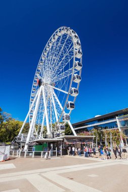 BRISBANE, AUSTRALYA - 29 Temmuz 2023 Brisbane Çarkı boyunca Brisbane, Queensland, Avustralya 'da popüler turizm merkezi.