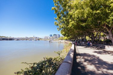 BRISBANE, AUSTRALYA - 29 Temmuz 2023: Brisbane, Queensland, Avustralya 'daki Brisbane Nehri boyunca yer alan Southbank manzarası