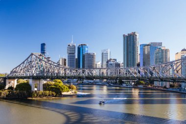 BRISBANE, AUSTRALIA - 29 Temmuz 2023: Brisbane silueti ve New Farm ve Wilson Outlook Reserve banliyölerinden gelen Hikaye Köprüsü.