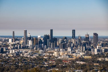 BRISBANE, AUSTRALIA - 30 Temmuz 2023: Brisbane silueti Coot-Tha dağından gözcü ve gözlem güvertesi Brisbane, Queensland, Avustralya.