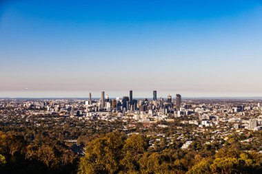 BRISBANE, AUSTRALIA - 30 Temmuz 2023: Brisbane silueti Coot-Tha dağından gözcü ve gözlem güvertesi Brisbane, Queensland, Avustralya.