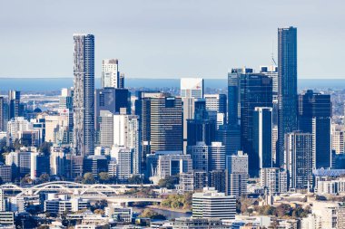 BRISBANE, AUSTRALIA - 30 Temmuz 2023: Brisbane silueti Coot-Tha dağından gözcü ve gözlem güvertesi Brisbane, Queensland, Avustralya.