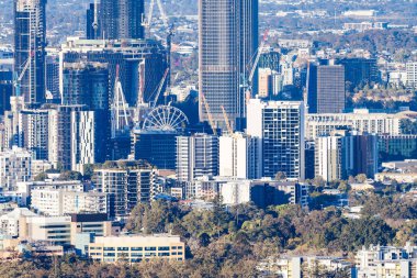 BRISBANE, AUSTRALIA - 30 Temmuz 2023: Brisbane silueti Coot-Tha dağından gözcü ve gözlem güvertesi Brisbane, Queensland, Avustralya.