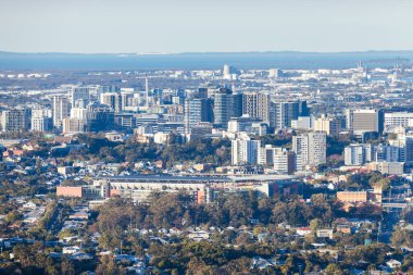 BRISBANE, AUSTRALIA - 30 Temmuz 2023: Brisbane silueti Coot-Tha dağından gözcü ve gözlem güvertesi Brisbane, Queensland, Avustralya.