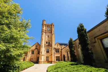 MELBOURNE, AUSTRALIA - 19 Kasım 2023 - Melbourne, Victoria, Avustralya 'daki Melbourne Üniversitesi Parkville Kampüsü' nde Eski Dörtgen ve mimari detayların Antik Hukuk binaları