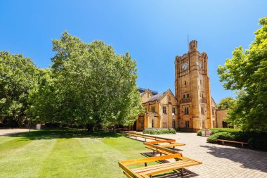 MELBOURNE, AUSTRALIA - 19 Kasım 2023 - Melbourne, Victoria, Avustralya 'daki Melbourne Üniversitesi Parkville Kampüsü' nde Eski Dörtgen ve mimari detayların Antik Hukuk binaları