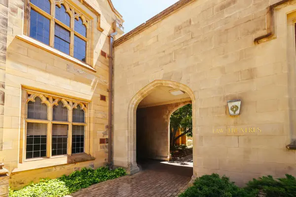MELBOURNE, AUSTRALIA - 19 Kasım 2023 - Melbourne, Victoria, Avustralya 'daki Melbourne Üniversitesi Parkville Kampüsü' nde Eski Dörtgen ve mimari detayların Antik Hukuk binaları