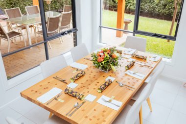 Büyük bir aile toplantısı için Avustralya masa süslemeleri ve çiçekler.