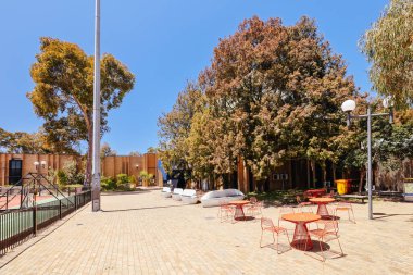 MELBOURNE, AUSTRALIA - 19 Kasım 2023 - Melbourne, Victoria, Avustralya 'daki Melbourne Üniversitesi Parkville kampüsünde spor alanları ve mimari ayrıntılar