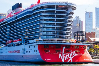 SYDNEY, AUSTRALYA - 05 ARALIK: Virgin Voyages Resilient Lady 5 Aralık 2023 'te Circular Rıhtımındaki Yurtdışı Yolcu Terminalinde yatıyor