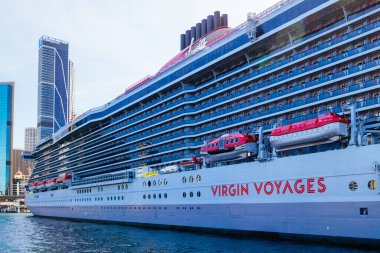 SYDNEY, AUSTRALYA - 05 ARALIK: Virgin Voyages Resilient Lady 5 Aralık 2023 'te Circular Rıhtımındaki Yurtdışı Yolcu Terminalinde yatıyor