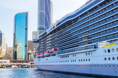 SYDNEY, AUSTRALYA - 05 ARALIK: Virgin Voyages Resilient Lady 5 Aralık 2023 'te Circular Rıhtımındaki Yurtdışı Yolcu Terminalinde yatıyor