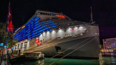 SYDNEY, AUSTRALYA - 4 Aralık 2023 'te Virgin Voyages Resilient Lady, Circular Rıhtımı' ndaki Yurtdışı Yolcu Terminalinde yatıyordu