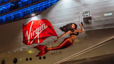 SYDNEY, AUSTRALYA - 4 Aralık 2023 'te Virgin Voyages Resilient Lady, Circular Rıhtımı' ndaki Yurtdışı Yolcu Terminalinde yatıyordu