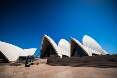 SYDNEY, AUSTRALYA - 3 Aralık 2023: Sydney Opera Binası, Sidney, Yeni Güney Galler, Avustralya 'da sıcak bir yaz gününde mimari kapanış