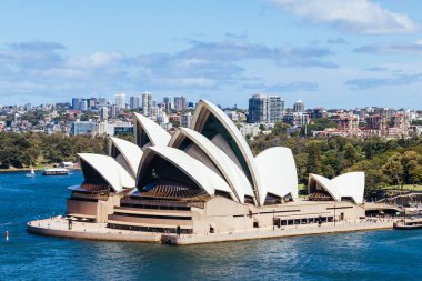SYDNEY, AUSTRALYA - 3 Aralık 2023: Sydney Opera Binası, Sidney, Yeni Güney Galler, Avustralya 'da sıcak bir yaz gününde mimari kapanış