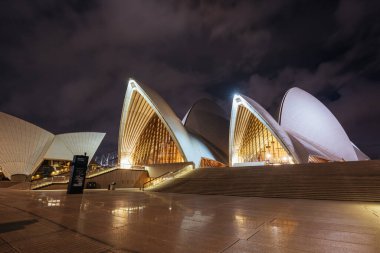 SYDNEY, AUSTRALIA - 3 Aralık 2023: Sydney Opera Binası, Sidney, Yeni Güney Galler, Avustralya 'da sıcak bir yaz akşamında mimari kapanış