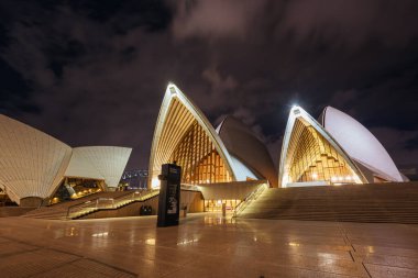 SYDNEY, AUSTRALIA - 3 Aralık 2023: Sydney Opera Binası, Sidney, Yeni Güney Galler, Avustralya 'da sıcak bir yaz akşamında mimari kapanış