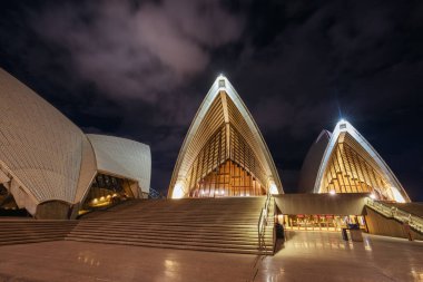 SYDNEY, AUSTRALIA - 3 Aralık 2023: Sydney Opera Binası, Sidney, Yeni Güney Galler, Avustralya 'da sıcak bir yaz akşamında mimari kapanış