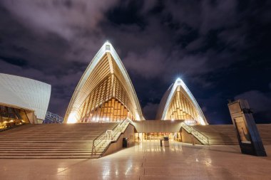 SYDNEY, AUSTRALIA - 3 Aralık 2023: Sydney Opera Binası, Sidney, Yeni Güney Galler, Avustralya 'da sıcak bir yaz akşamında mimari kapanış