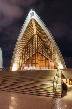 SYDNEY, AUSTRALIA - 3 Aralık 2023: Sydney Opera Binası, Sidney, Yeni Güney Galler, Avustralya 'da sıcak bir yaz akşamında mimari kapanış