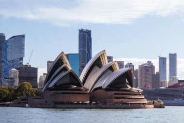 SYDNEY, AUSTRALIA - 05 Aralık 2023: Sydney Opera Binası, Sidney, Yeni Güney Galler, Avustralya 'da sıcak bir yaz gününde mimari kapanış