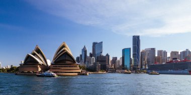 SYDNEY, AUSTRALIA - 05 Aralık 2023: Sydney Opera Binası, Sidney, Yeni Güney Galler, Avustralya 'da sıcak bir yaz gününde mimari kapanış