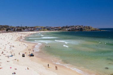 SYDNEY, AUSTRALYA - 05 Aralık 2023: Sidney, Yeni Güney Galler, Avustralya 'da sıcak bir yaz gününde Bondi Sahili' ne doğru genel plaj manzarası