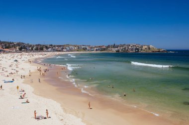 SYDNEY, AUSTRALYA - 05 Aralık 2023: Sidney, Yeni Güney Galler, Avustralya 'da sıcak bir yaz gününde Bondi Sahili' ne doğru genel plaj manzarası