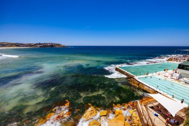 SYDNEY, AUSTRALYA - 05 Aralık 2023: Icebergs Yemek Odası ve Bardan Bondi Sahili 'ne doğru bakın.