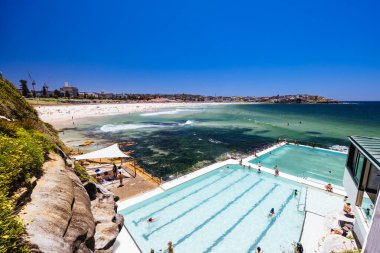 SYDNEY, AUSTRALYA - 05 Aralık 2023: Icebergs Yemek Odası ve Bardan Bondi Sahili 'ne doğru bakın.