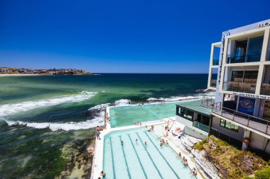 SYDNEY, AUSTRALYA - 05 Aralık 2023: Icebergs Yemek Odası ve Bardan Bondi Sahili 'ne doğru bakın.