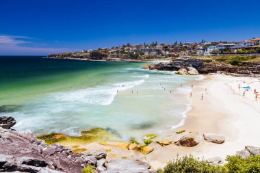 SYDNEY, AUSTRALIA - 05 Aralık 2023: Sidney, Yeni Güney Galler, Avustralya 'da sıcak bir yaz gününde Tamarama Sahili' ne doğru genel görüş