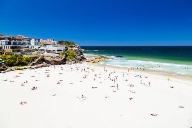 SYDNEY, AUSTRALIA - 05 Aralık 2023: Sidney, Yeni Güney Galler, Avustralya 'da sıcak bir yaz gününde Tamarama Sahili' ne doğru genel görüş