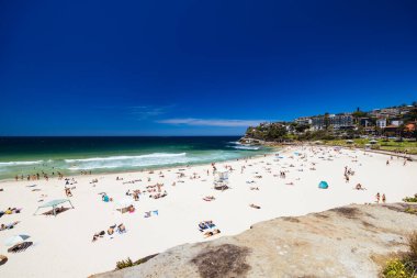 SYDNEY, AUSTRALYA - 05 Aralık 2023: Sidney, New South Wales, Avustralya 'daki sıcak bir yaz gününden Bronte Beach' e doğru görüş